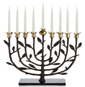 Menorá única de metal con forma de árbol, de bronce, con dos pavoresos y portavelas con forma de piña. Disponible a precios de mayorista. - Product Image 5