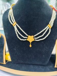 Exquisito conjunto de collar de perlas de oro sólido de 22 quilates, cadena de perlas blancas de tres capas, colgante floral, joyería nupcial para mujer - Product Image 1