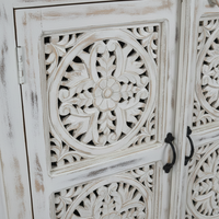 Armoire d'appoint rustique de style farmhouse en bois massif éco-responsable, sculptée à la main, blanchie à la chaux, grande capacité, avec portes à médaillons floraux