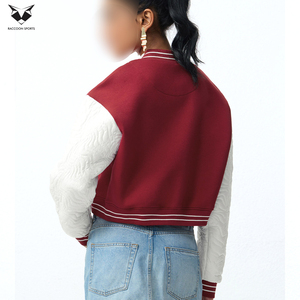Veste universitaire pour femme, style le plus récent, rouge et blanc contrastés, manches longues, col rabattu, longueur courte, pour l'automne - Product Image 3