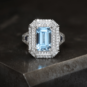 แหวนทองคำแท้ 18k/14k ประดับมรกตทรงเหลี่ยมธรรมชาติ 3.34 กะรัต อะความารีน 0.20 กะรัต ไพลิน และเพชร 1.22 กะรัต ดีไซน์ดับเบิ้ลฮาโล รับผลิตแบบ OEM ODM - Product Image 2