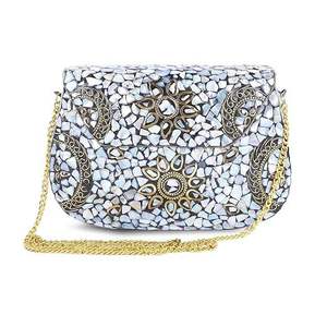 Pochette élégante en résine faite à la main avec accents de cristal, sac à main en acrylique pour mariages, design modèle ange pour cadeaux et souvenirs - Product Image 4