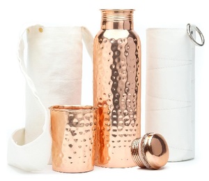 Bouteille d'eau en cuivre ayurvédique authentique 34oz/1000 ml avec gobelet en cuivre, sac de transport et housse décorative - Product Image 1