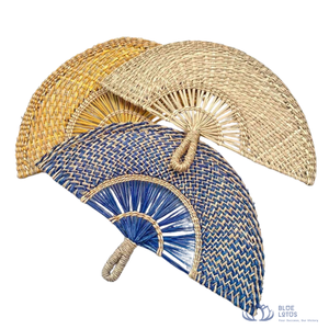 [DISPONIBLE] |   Éventail artisanal en jonc de mer, rustique, tissé en paille, pour la fraîcheur, idéal pour cadeau de fête prénuptiale, du Vietnam - Product Image 1