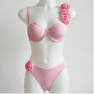 Ensemble bikini rose 2 pièces avec décoration florale 3D, haut bandeau et bas string, maillot de bain pour femme - Product Image 1