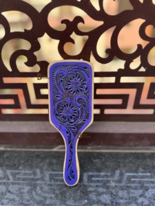 Cepillo para el Cabello de Cuero y Madera Hecho a Mano con Diseño Floral Tallado, Color Morado, Uso Manual, Forma Rectangular - Product Image 5