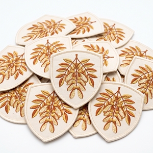 Parches bordados hexagonales con diseño de hoja y hilo de sastre, insignias botánicas de fábrica directa para delantales y uniformes - Product Image 2