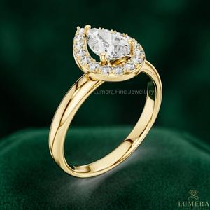 Bague de fiançailles en or jaune avec halo de diamants de laboratoire en forme de poire, bague de mariage de luxe pavée de diamants - Product Image 5