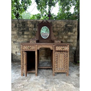 Miroir mural ovale en bois de Sheesham fait main, écologique et durable, avec cadre floral sculpté, style moderne du milieu du siècle, en noyer, 28x20 pouces, vente en gros - Product Image 1