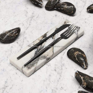 Repose-couverts en marbre moderne fait à la main pour la décoration de table et la conception d'accessoires de cuisine élégants - Product Image 3