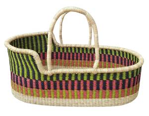 Descubre una cesta cambiador de mimbre multicolor única y artículos para bebés de ratán para habitaciones infantiles bohemias y vibrantes. - Product Image 3