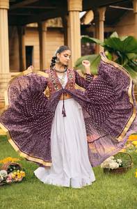 Ensemble Lehenga en coton brodé violet avec blouse et shrug imprimé – Tenue indienne traditionnelle pour femme, longueur ras du sol, coupe classique - Product Image 2