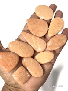 พลอยอะเมโซไนต์สีชมพูธรรมชาติทรงหลวมแบบคาโบชอง ขนาดคละไซส์ ประมาณ 20 ถึง 30 มม. - Product Image 3