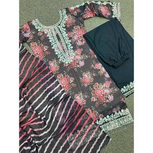 Ensemble de costume fantaisie pour femmes avec impression numérique et broderie - Product Image 1