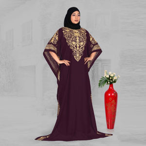 Kaftan Farasha en mousseline brodée pour adultes, avec décolleté orné, manches amples et fluides, silhouette drapée luxueuse longueur ras du sol - Product Image 1