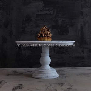 Présentoir à gâteau artisanal en bois pour décoration de table de mariage rustique et présentation de desserts artisanaux sur le thème de la nature - Product Image 1