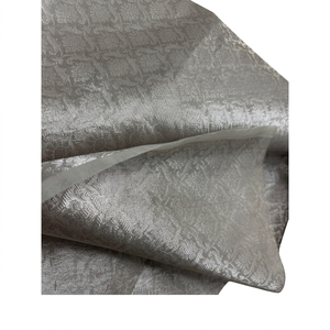 Tissu de soie brocart de couleur métallique avec de riches motifs tissés et une finition brillante, idéal pour les accessoires vestimentaires. - Product Image 1