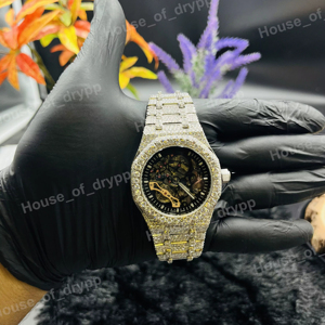 Montre automatique en acier inoxydable avec cadran squelette, sertie de diamants Moissanite VVS et design de luxe affirmé - Product Image 1