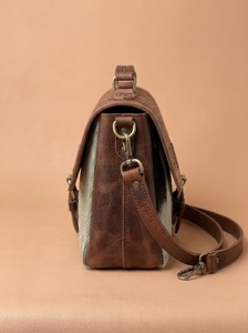 Bolso de Hombro de Cuero Genuino Duradero Hecho a Mano con Grabado Floral Estilo Western, Bandolera con Patrón de Vaca y Cierre de Botón Único - Product Image 2