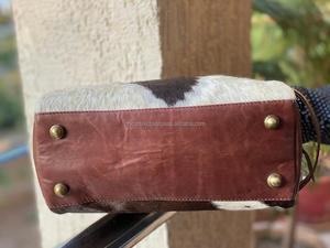 Trousse de toilette de voyage en cuir de vachette à cheveux élégants occidentaux Nouveau sac personnalisé à la main en cuir véritable suspendu Dopp Kit - Product Image 5