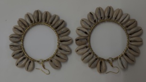 Pendientes de Aro Artesanales con Conchas de Cauri - Joyería Boho Hecha a Mano con Cuentas de Vidrio Vibrantes para Reventa - Product Image 5