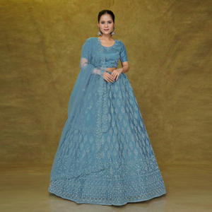 Opulento Lehenga Choli de red hasta el suelo con bordado pesado de Zari y lentejuelas, falda nupcial acampanada, blusa elegante y conjunto de dupatta transparente para boda - Product Image 3