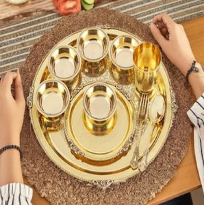 Juego de thali Kansa de bronce dorado martillado con un revestimiento plateado y cuencos, disponible a precios de mayorista. - Product Image 1