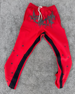 Ensemble de sportswear décontracté pour homme, imprimé sérigraphié, en coton doux et confortable, avec design superposé et broderie tricotée - Product Image 3