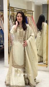 Presentamos la nueva colección de diseñadores en Cosmos con un conjunto de top, pantalón y dupatta con bordados elaborados, completamente cosido. - Product Image 3