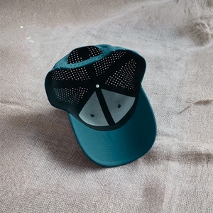 Gorra de Golf Ligera de Alto Rendimiento con Absorción de Humedad, 6 Paneles, Hebilla de Plástico Ajustable, Logotipo Bordado Personalizado - Product Image 3