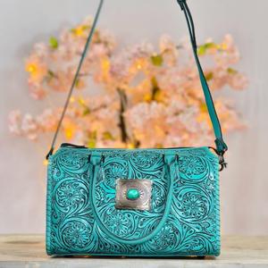 Bolsa de Viaje de Cuero Turquesa de Lujo con Relieve, Cierre de Concho, Cremallera Superior y Asa, para Mujer - Product Image 2