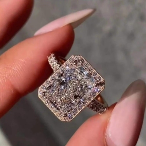 Anillo de aniversario con moissanita de corte radiante de 3.0 CT, estilo vintage en oro con piedras laterales redondas, anillo de compromiso y boda con halo para ella - Product Image 2
