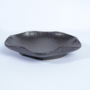 Plato Pequeño Negro de Cerámica Sólida con Diseño de Loto, Hecho a Mano, Estilo Japandi, No Tóxico, para Sushi, Aperitivos, Postres, Restaurante, Hotel, Cafetería - Product Image 3