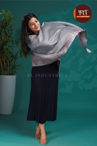 Poncho tipo chal gris a rayas con flecos y borlas de punto para mujer, otoño invierno - Product Image 3