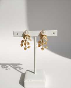Pendientes Colgantes de Hoja de Perla Dorada Hechos a Mano de Latón para Mujer, Joyería para Fiesta de Aniversario - Product Image 1