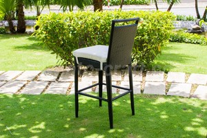 Ensemble bar en rotin PE extérieur moderne 2 chaises 1 table cadre en aluminium noir oreillers colorés tissu en osier PE rotin maison - Product Image 6