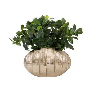 Vase à fleurs décoratif en métal doré pour décorations festives, décoration de table de luxe, vase à fleurs pour une mise en scène raffinée. - Product Image 4