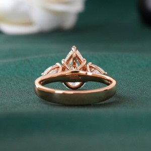 Anillo de Compromiso con Diamante Cultivado en Laboratorio de 1.55 Quilates, Corte Pera, Oro Amarillo de 14K, VVS1-VVS2, DEF, Solitario, con Engaste de Puntas - Product Image 4
