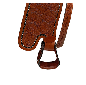 Silla de montar western de cuero marrón para carreras de barriles, con conchos cuadrados de metal tallados a mano con motivos florales y estampado plateado, y asiento de gamuza negra. - Product Image 4