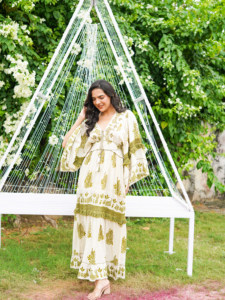 Robe maxi en dentelle florale blanche bohème pour femmes, été, longue, légère, fluide, tenue de villégiature, tenue de mode de haute qualité - Product Image 4