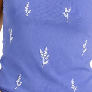 Camiseta sin mangas acanalada azul periwinkle y blanca para mujer, bordada, informal, de verano, ajustada, de algodón elástico, ropa personalizada OEM - Product Image 6