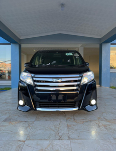 Toyota Noah Van Usada en Buen Estado, Opciones de Transmisión Automática y Manual, Asientos de Cuero, Neumáticos R17, Combustible Gasolina, en Venta - Product Image 5