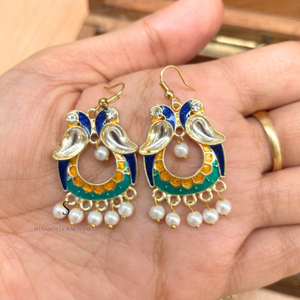 Magnifiques boucles d'oreilles Jhumkaas de créateur avec motifs de perles et d'oiseaux, travail en émail et perles, idéales pour les fêtes. - Product Image 5