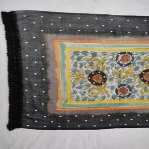 Châle en laine mérinos 100% de haute qualité, imprimé à la main et brodé - Antibactérien, séchage rapide, léger, respirant, toutes saisons - Product Image 1