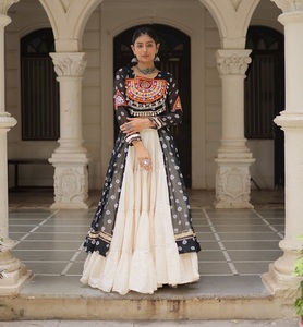 Lehenga Choli de diseño étnico tradicional indio, colección Navaratri, con estampado Bandhani y diseño Kutchi para mujeres, ropa elegante. - Product Image 1