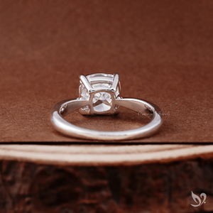 Anillo de compromiso de lujo de oro blanco de 10 quilates con diamante cultivado en laboratorio de 3.0 quilates con corte cojín, certificado IGI, y tallo pellizcado. - Product Image 3