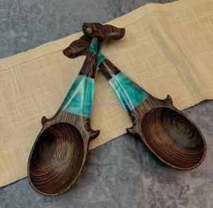 Cuillère de service en bois et en résine écologique au design de poisson incurvé unique classique pour les mariages artisanat artisanal - Product Image 4