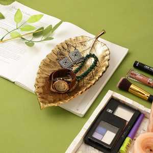 Bol en céramique en forme de feuille dorée, fait main, sculpté, style glamour, plat de service parfait pour la présentation des aliments lors de fêtes - Product Image 6