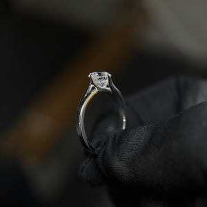 Bague de fiançailles pour femme en or 14 carats avec diamant de laboratoire de 1,50 carat, certifiée IGI - Product Image 5