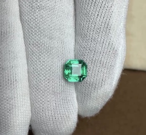 พลอยมรกตสีเขียวธรรมชาติคุณภาพสูง รูปทรงแปดเหลี่ยม น้ำหนัก 2.3 กะรัต สำหรับทำเครื่องประดับ - Product Image 3